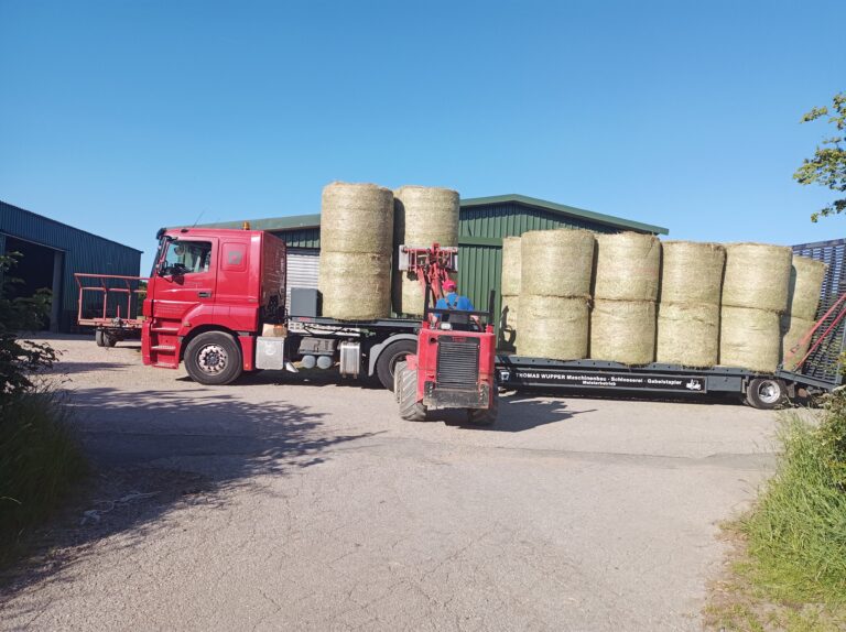Wir holen das Heu selbst in der Eifel ab. Jetzt im Juni haben wir noch die letzten 200 Ballen geholt, damit die neue Ernte Platz hat.